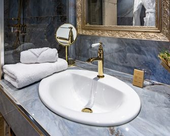 Hôtel Du Centenaire - Les Eyzies-de-Tayac-Sireuil - Bathroom