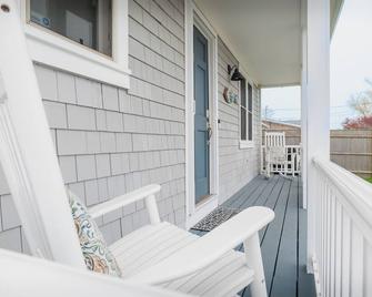 Walk to the Beach or Relax on the Balcony of this Beautiful Rental! - Middletown - Balkon