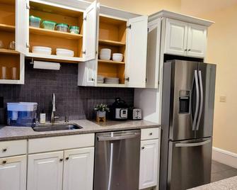 Tranquil home loved by repeat guests, Harvard Square - Cambridge - Cocina