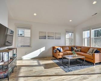 Stunning Stevenson Retreat w/ Mountain Views! - Stevenson - Living room