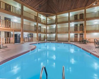 Fairbridge Inn & Suites Spearfish - Spearfish - Bazén