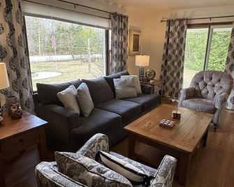 New Remodel & Covered Patios! North Porch Cottage - Ellison Bay - Sala de estar