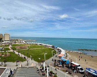B&b Hotel Pesaro Des Bains - Pesaro - Spiaggia