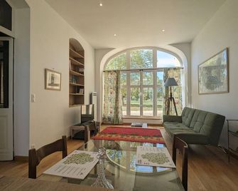 Ground Floor Apartment in Historic Setting, Near Downtown Châteauroux - Châteauroux - Dining room