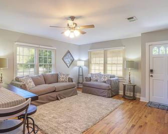 Cozy 3 Bedroom/ 2 Bath Home Located Blocks From Downtown Biloxi and the Beach - Biloxi - Phòng khách