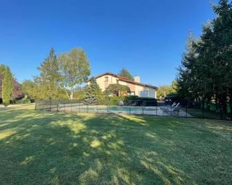 Gite Pommiers (Loire), 6 bedrooms, 14 persons - Saint-Germain-Laval - Edificio