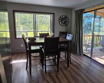 Country Living 6 miles from Colville, easy access, on a beautiful large pond! - Colville - Comedor