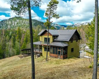 Modern, Colorful home near Glacier Park w/hot tub! - Columbia Falls - Edificio
