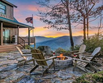 Mountain Views and Deck Stunning Sapphire Cabin - Sapphire - Patio