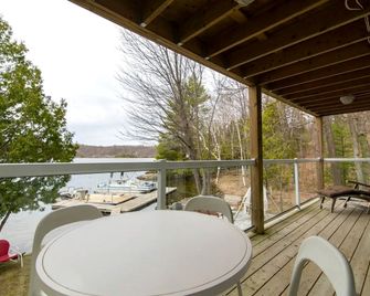 Luxury Cottage Rental for Groups on a Gorgeous Lake Resort near Ottawa, Ontario - Westport - Balcony