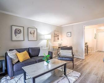 Condo with king bed, walk to Microsoft & park - Bellevue - Living room