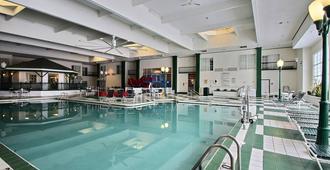 阿普尓頓機場凱富套房酒店 - 愛波頓 - 阿普爾頓 - 游泳池