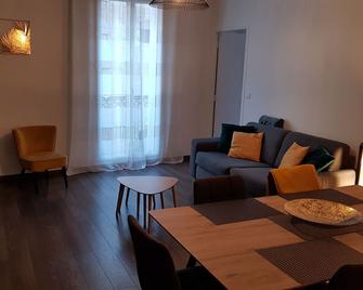 Apartment 4/6 p in Pézenas: Host Sandrine and Sébastien - Pézenas - Dining room