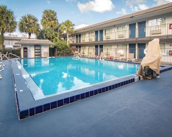 Motel 6 Orlando - Kissimmee Main Gate East - Kissimmee - Piscina