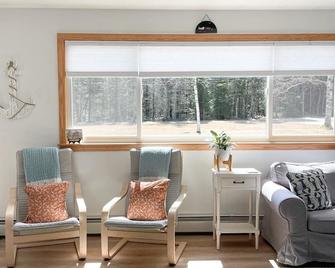 Driftwood Cottage: Bass Harbor, Me - Tremont - Living room