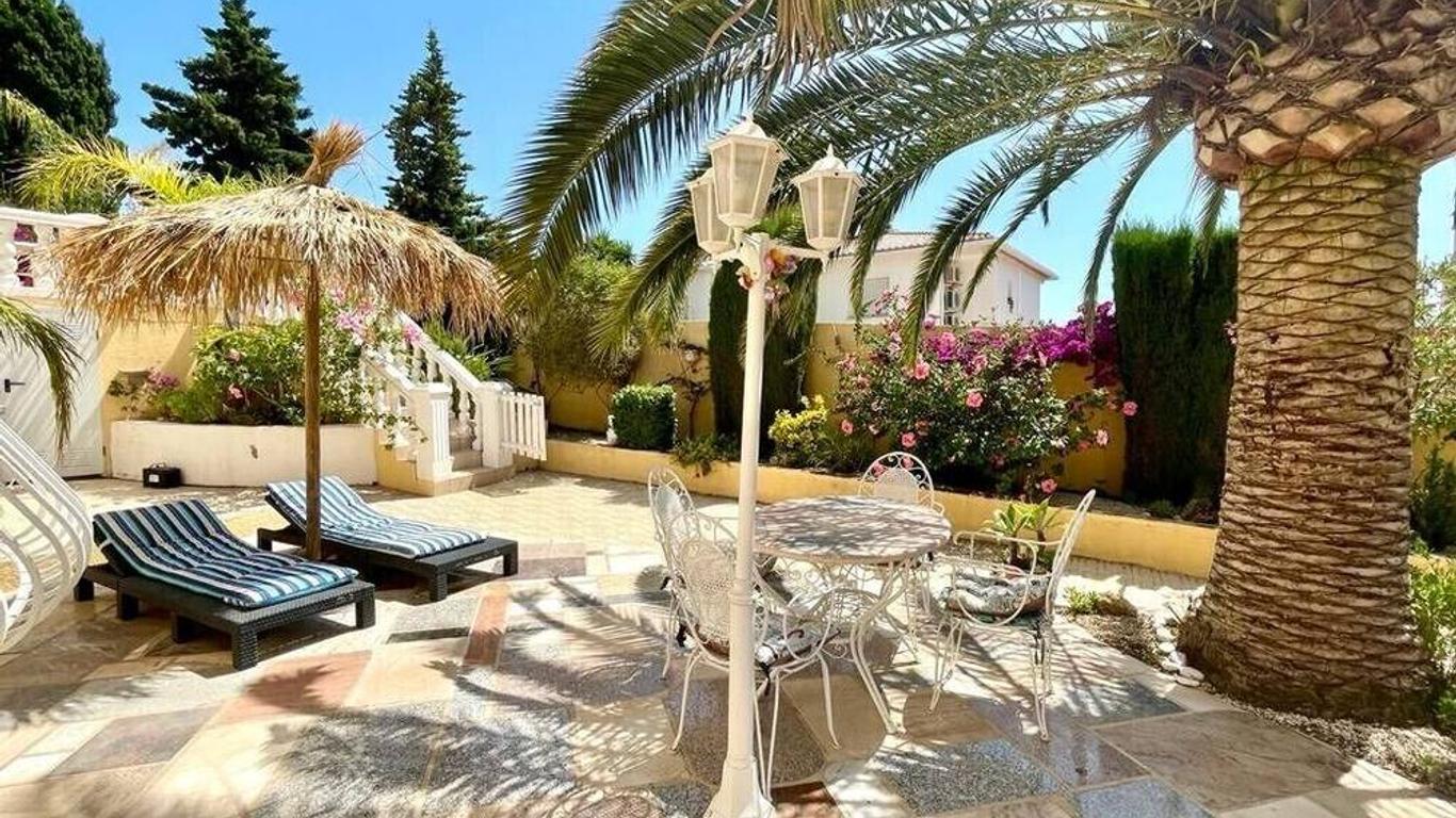 Villa Eva Asiana Guesthouse With Shared Pool