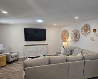 Cozy New Const. Ranch Near Park - Middletown - Living room