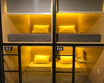 Innbox Capsule Hotel - Jember - Schlafzimmer