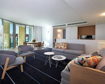Bondi Beach Sydney Family Three Bedroom Apartment - Bondi Beach - Living room