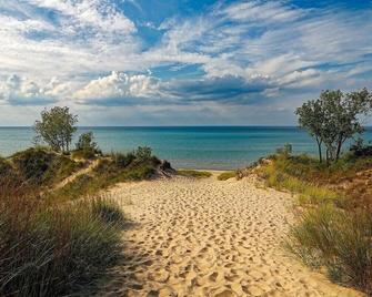 Studio w King Bed Walking distance to Beach & Shops - Michigan City - Beach