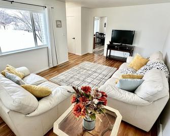 Idahome Love, newly renovated 4 bedroom 2 bath home ready for your stay. - Mountain Home - Вітальня