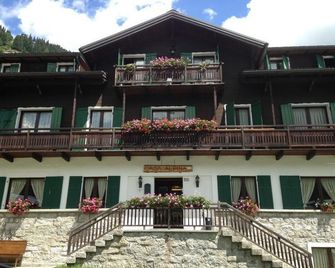 Casa Alpina Don Guanella - Macugnaga - Building