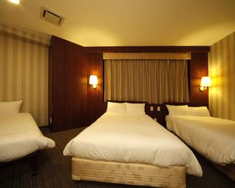 Hotel Hillarys - Osaka - Slaapkamer