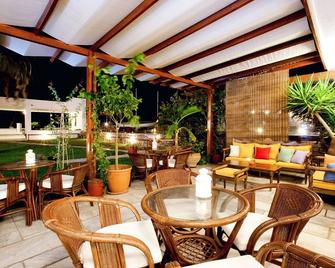 Aeolos Bay Hotel - Tinos - Innenhof