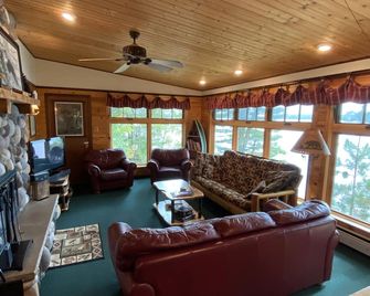 Sandy Beach, Tons Of Water Toys & Great Boatinglove Your Vacation - Eagle River - Living room
