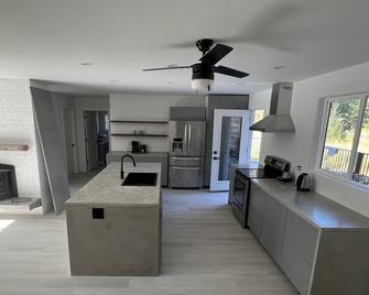 New cozy room with shared bathroom - Port Alberni - Kitchen