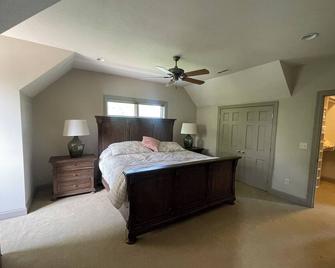1-bedroom, 3 Gig-Fiber WiFi, timbered/view setting in WDM near RecPlex/DMU - West Des Moines - Bedroom