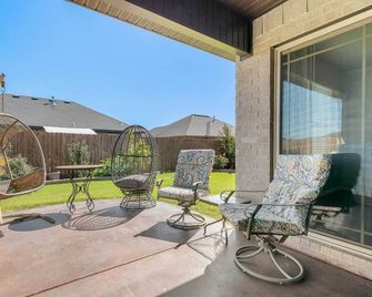 Near Hiking and Biking Convenient Home in Rogers! - Rogers - Patio
