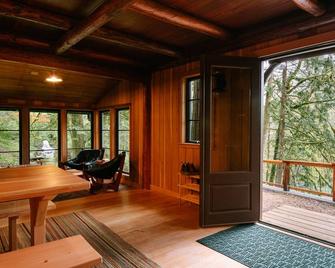 Three waterfalls, a river and Lodge. - Washougal - Sala pranzo