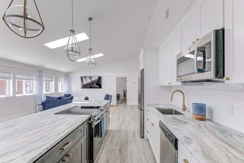Elegant Thames St. Loft w/ View of Town and Harbor - Newport - Kitchen
