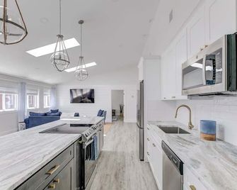 Elegant Thames St. Loft w/ View of Town and Harbor - Newport - Kitchen