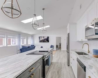 Elegant Thames St. Loft w/ View of Town and Harbor - Newport - Kitchen