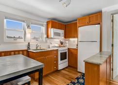 Radiant dog-friendly getaway w/a prime location near Stowe Mountain Resort - Stowe - Kitchen