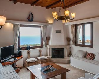 Stone Cretan home on the cliff overlooking the Libyan sea - Kerames - Sala de estar