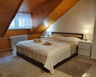Madonna Apartments - Carlsbad - Bedroom