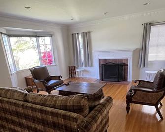 Charming House Ideally Located in West Los Angeles. - Los Angeles - Phòng khách