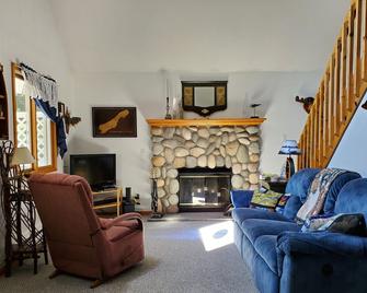 Northern Michigan, genuine on the lake up north cottage with hot tub - Central Lake - Living room