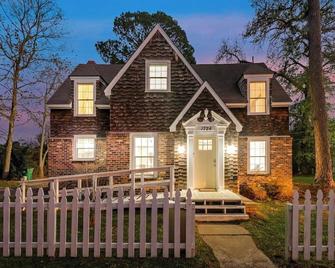 Inviting 100-yr-old updated & roomy cottage w/deck - Palestine - Будівля