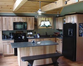 Four season cabin near carrabassett river 5 min. from Sugarloaf mountain. - Carrabassett Valley - Kitchen