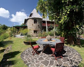 A worldwide renowned estate that can be booked for a vacation of a lifetime! - Biabou - Patio