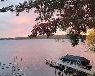 Beautiful Year Round Historic Cabin On Big Birch Lake - Melrose - Vista del exterior
