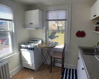 2nd Floor, 1 Br / 1 Ba With Sofa Bed In The Living Room - غرينويتش - مطبخ