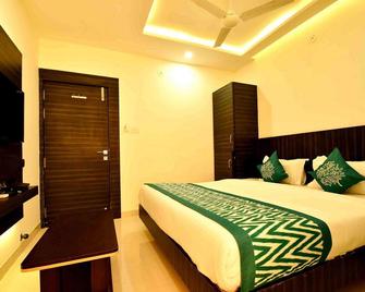 Hotel Crystal Inn-Best 3 Star Hotel In Ujjain - Ujjain - Bedroom
