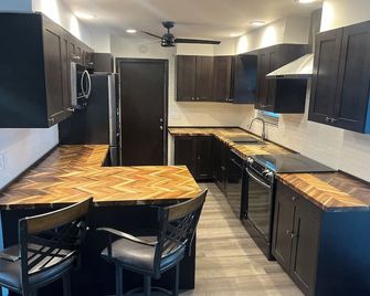 Chill and Grill: Poolside Retreat with Hot Tub Bliss - Englewood - Cucina