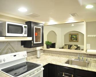 independentbasement owner and family lives upstair ,comfortable and clean - Denver - Cocina