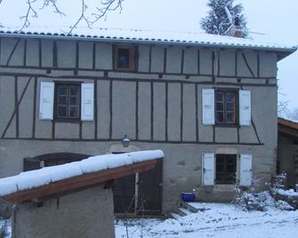 In the green a half-timbered house with soothing lights. - Maurs - Gebäude